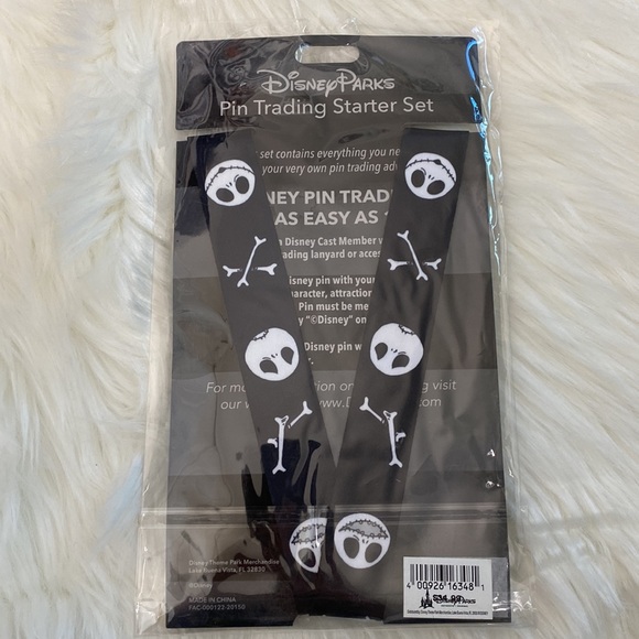 Disney the nightmare Before Christmas collectible pins and lanyard - Picture 10 of 11